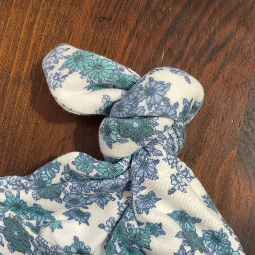 NWT kate quinn Knot Hat in Blue Wildflower, 3-6 months